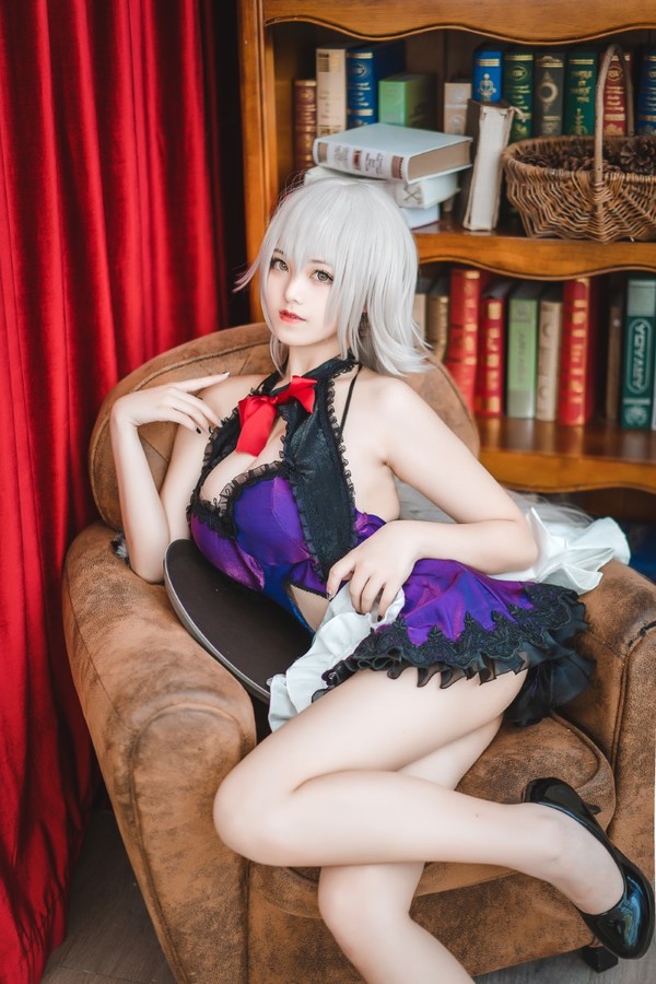 人气Coser@蜜汁猫裘 贞德女仆 [40P/438MB]