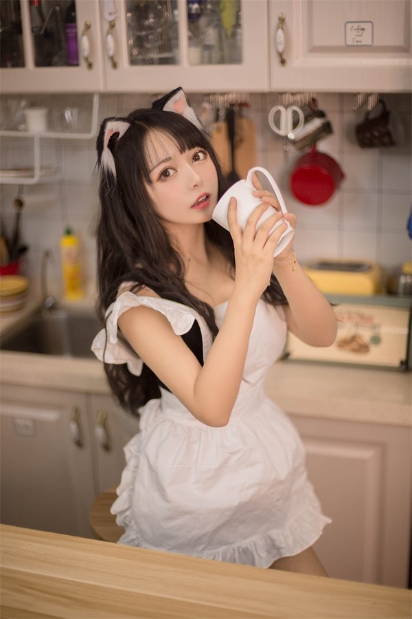 人气Coser@黑猫猫OvO 厨房 [11P/74MB]