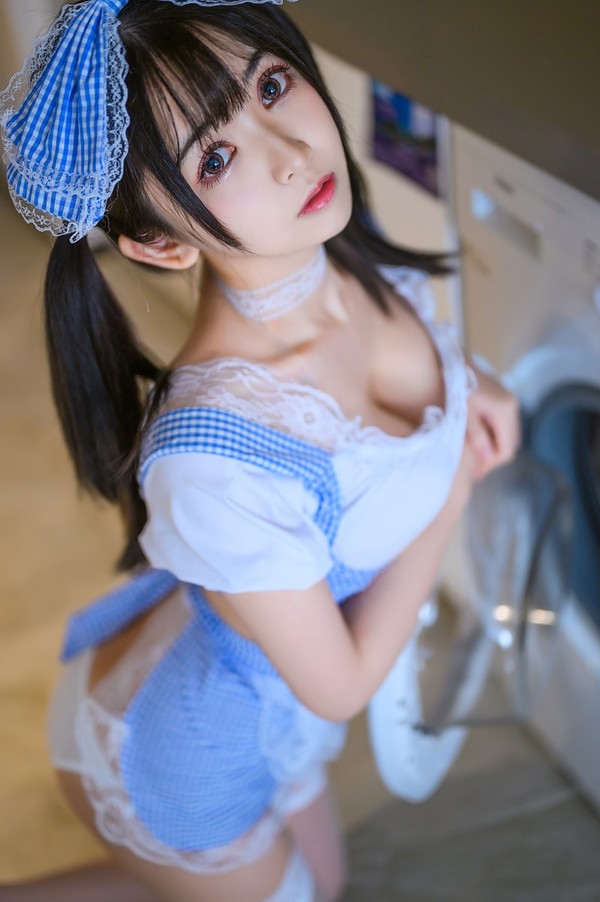 人气Coser@鳗鱼霏儿 蓝白女仆 [32P/1V/1.05G]