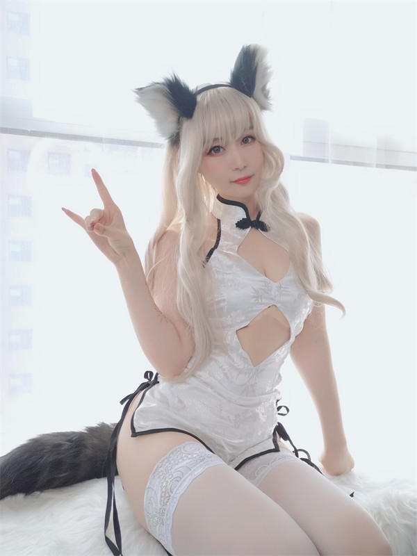 人气Coser@白银81 – 小白狼 [49P/3V/181MB]